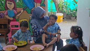 Ceria Anak Pedagang Bercengkerama di TPA Beringharjo