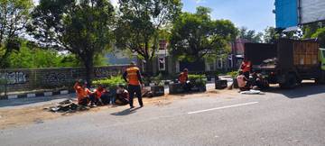 Gotong Royong Polri-TNI dan Relawan Bersihkan Material Sisa Demo