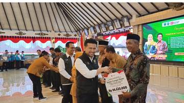 Wagub Emil Salurkan Bantuan Sosial Pemprov Jatim untuk Warga Magetan