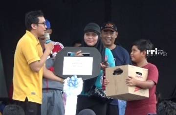 Dua Peserta Jalan Sehat RRI Fest Dapat Motor
