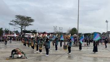 Drumband MAN Kapuas Hulu Meriahkan Pawai Ta’aruf MTQ