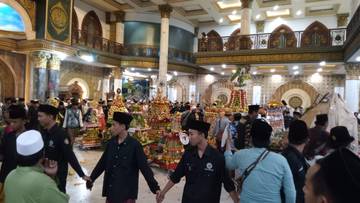 Rebutan Tumpeng Buah Warnai Maulid Nabi di Bangkalan