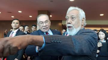 Momen PM Timor Leste Bagikan Cokelat ke Wartawan