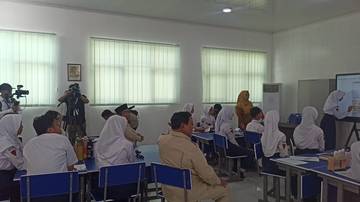 Momen Presiden Prabowo Ikut Belajar di Kelas