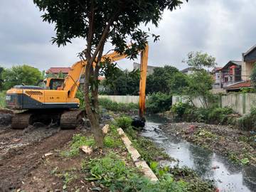 Alat Berat Excavator Dikerahkan Bersihkan PHB Lenggong