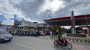 Antrean BBM Dampak Bencana di Meulaboh