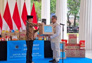 Menlu Serahkan Bantuan Aceh dan Sumatra ke BNPB