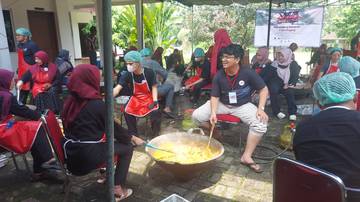 Komunitas Minang Masak Satu Ton Rendang Untuk Bencana  Sumatera
