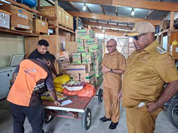 Tinjau Longsor, Bupati Jayawijaya Turun Berikan Bantuan   