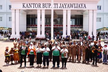 HUT Kota Wamena, Ratusan Masyarakat Memadati Kantor Bupati