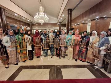 Persembahan Angklung Sambut Kedatangan Presiden Prabowo di Islamabad