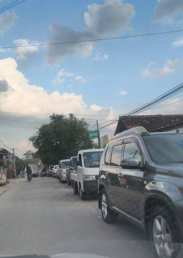 Jl Tirtayasa Macet, Warga Pilih Jalur Alternatif