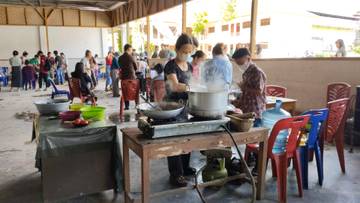Sukacita Natal Dalam Lomba Memasak Tradisional UNIRAYA