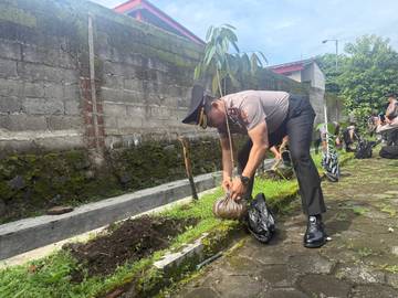 Polisi Polresta Banyumas Naik Pangkat, Langsung Tanam Pohon