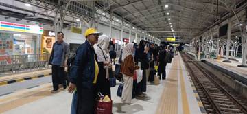 Suasana Penumpang KA di Malam Pergantian Tahun 2025-2026