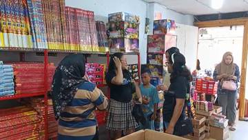 Pecinan Manado Dipadati Pembeli Kembang Api