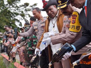 Pemusnahan Miras: Bupati Jayawijaya Berikan Apresiasi