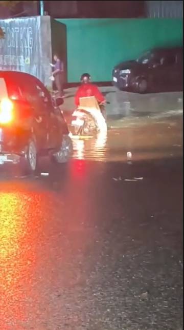 Pengendara Motor Terjebak Banjir di Jalan Mangundiprojo