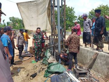 Heboh, Warga Bangkalan Ngebor Air Keluar Minyak Mentah
