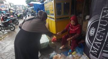 Setia Berjualan di Emperan Pasar Rangkasbitung