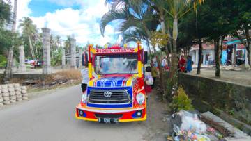 Transportasi Unik Untuk Menyemangati Anak-anak Bersekolah