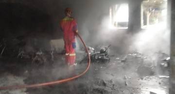 Pemadam Jinakkan Api di Penitipan Motor Stasiun Bogor