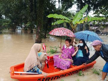 Ibu Hamil di Pandeglang Terjang Banjir untuk Melahirkan