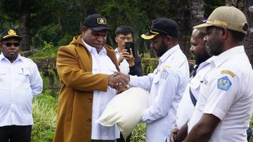 Bupati Jayawijaya Salurkan Bantuan Pangan di Distrik Aslogaima