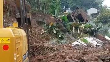 TPT Gadog Jebol Akses Jalan Cikopo Selatan Tertutup