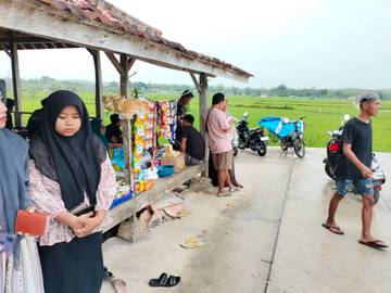 Wisata Nongkrong Gratis Berbalut Sawah Hijau
