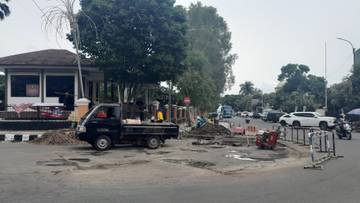 Jalan Alun-alun Pandeglang Mulai di Perbaiki 