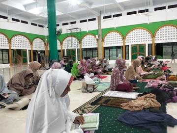 Malam Nisfu Sya'ban,Muslim di Biak Membaca Surat Yasin