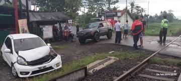 Terobos Palang, Mobil Ringsek Tertabrak KA Bermuatan Semen