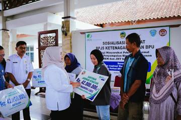 Pekerja Informal Banyumas Terima Santunan BPJS Ketenagakerjaan
