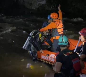 Petugas Evakusi Anak Hanyut di Sungai Cisadane Bogor  