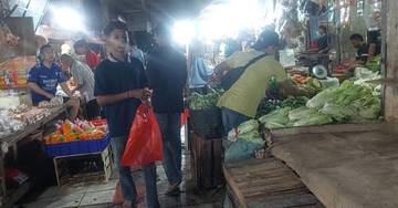 Asa Remaja Penjual Kresek di Rangkasbitung