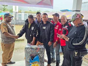 Ketua BPP KKSS Bantu Korban Kebakaran di Tolikara