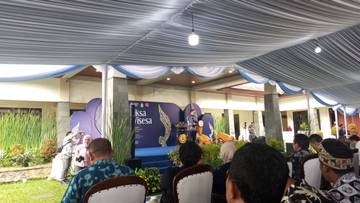 Menteri Kebudayaan RI, Fadli Zon Melihat Keris Kujang di Museum Pajajaran 