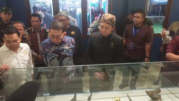 Fadli Zon Kagumi Koleksi Keris Kujang Museum Pajajaran