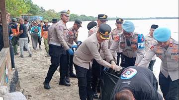 Polres Pandeglang Gerak Cepat Bersih-bersih Pantai Carita 