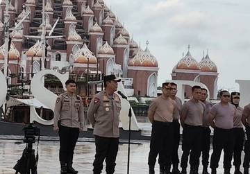 Ratusan Pesonel Polda Sulsel Gotong Royong Bersihkan Pantai Losari 
