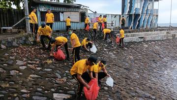 Polda Sulut Gelar Aksi Bersih Pantai Megamas