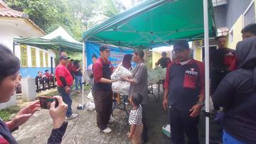 PWI Lebak dan Artha Graha Baksos Bagi Sembako