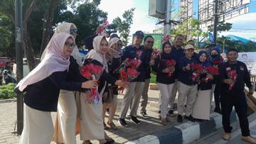 1 Tahun Jelang Pemilu 2024, KPU Sultra Bagi Bunga di Hari Valentine