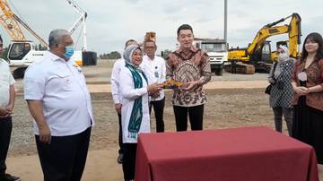 Menteri Ketenagakerjaan RI Saksikan Penyerahan Alat Berat PT. VDNIP Kepada BPVP Kendari