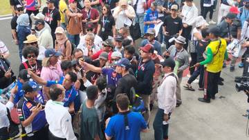 Toprak Razgatlioglu Sapa para Fansnya di area Paddock Sirkuit Mandalika