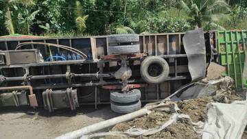 Diduga Oleng, Truk Muatan Pecah Belah Terbalik