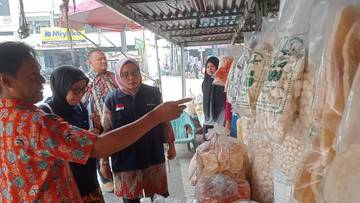 Penjualan Kerupuk di Pasar Panorama Kota Bengkulu Diawasi 