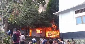 Gedung  Eks FKIP UNIDAYAN Baubau Dilalap Api 