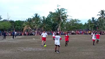 Jokowi Cetak 1 Gol Saat Bermain Bola Bersama Pelajar Biak